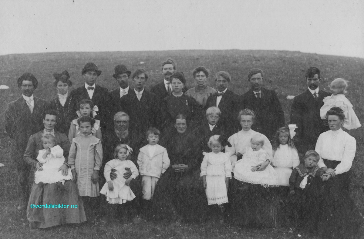 Vukubygger som har utvandret til Amerika. Familien Enget fotografert i Power Lake Nord-Dakota i 1909. 