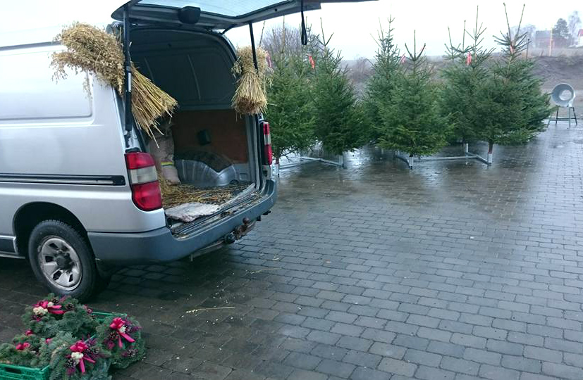 Kranser, kornband og juletrær fra Hojem Gård