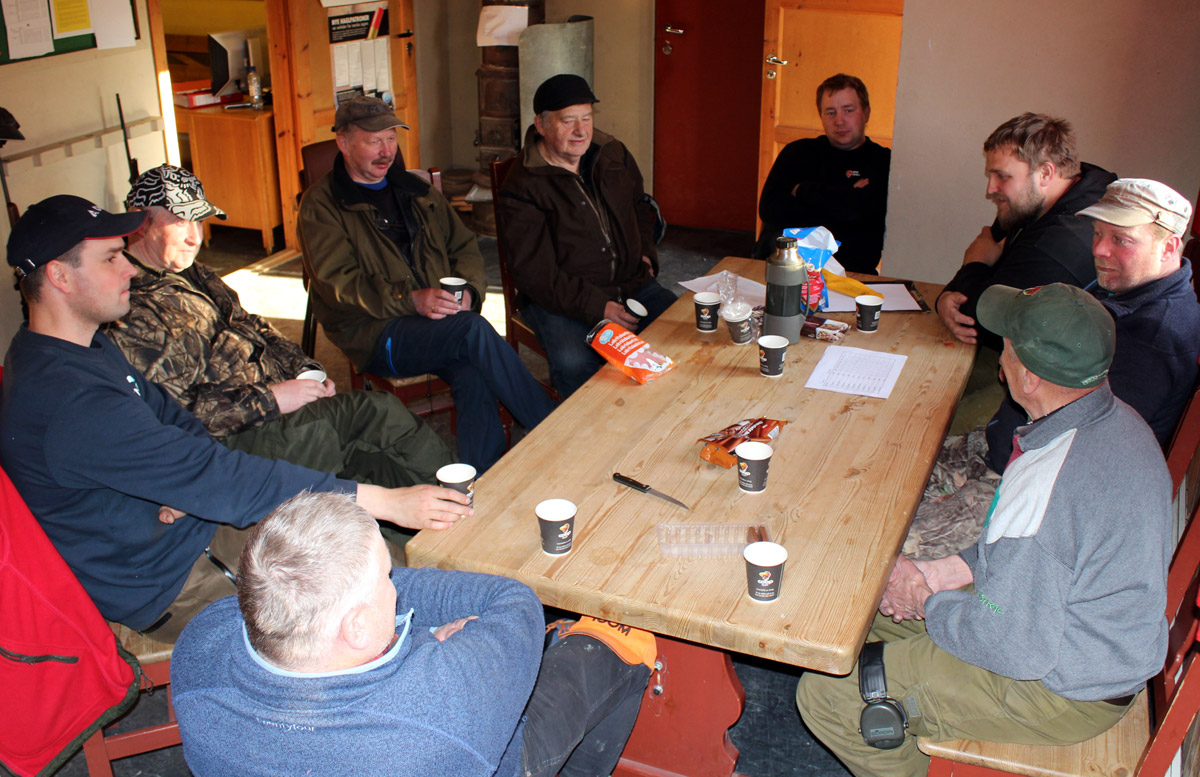 Sosialt samvær rundt kaffekoppen er også en viktig del av skyttermiljøet. Fra venstre: Arne Myrholdt, Joakim Ulvik, Arne Sørheim, Bjarne Ulvik, Jomar Sæter, Bjørnar Ulvik, Kristian Flægstad, Frank Dahl og Boris Kvamme