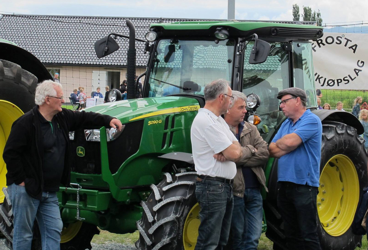 Diskusjon om traktorer hører alltid med på Frostadan! Foto: Britt Line Tvete