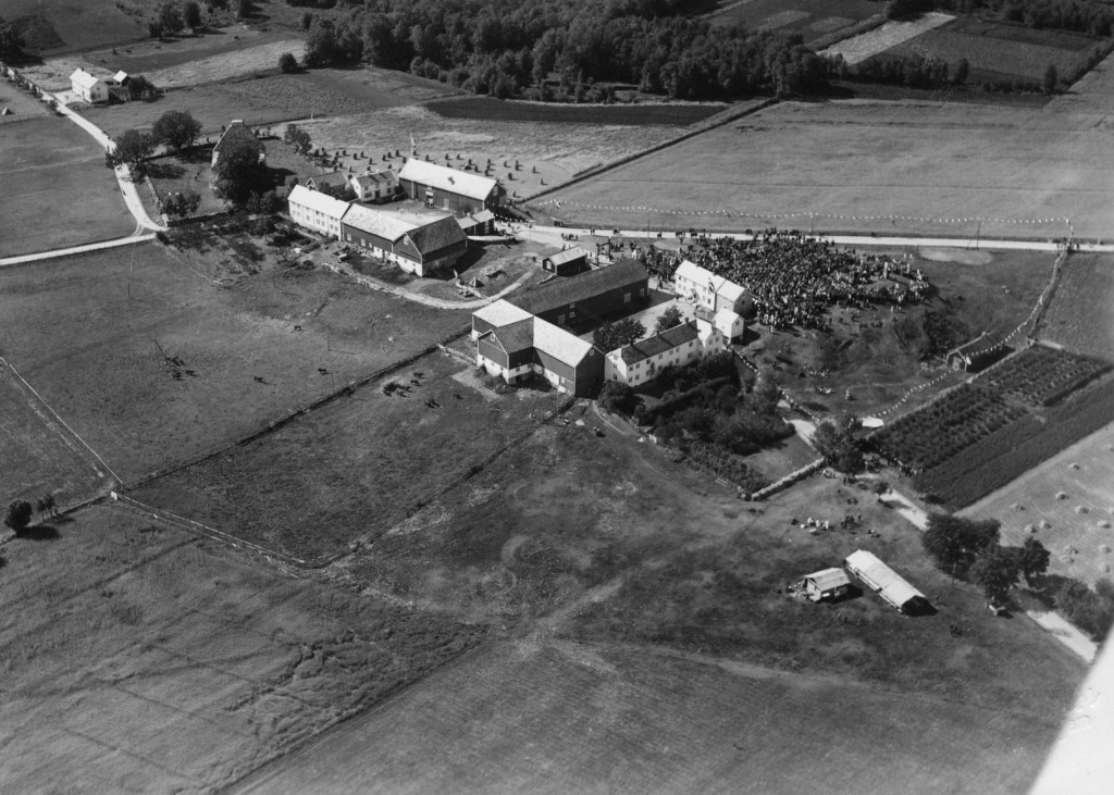Luftbilde av gårdsanlegget Galtvik med bygninger og mark rundt, tatt i perioden mellom 1950 og 1960.