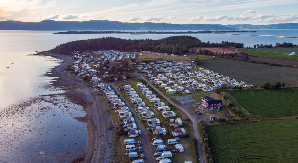 Oversiktsbilde av Hauganfjæra Camping på Frosta.