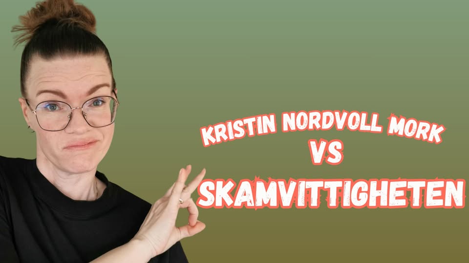 Kristin Nordvoll Mork med en uformell oppsatt hårfrisyre, iført briller og svart genser, viser en uttrykksfull håndgest mens teksten 'KRISTIN NORDVOLL MORK VS SKAMVITTIGHETEN' vises i bakgrunnen.